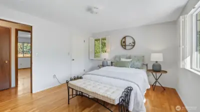 This primary offers great natural light and walk-in closet convenience.
