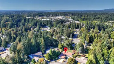 Expansive bird’s-eye view of the property and its beautiful natural surroundings.
