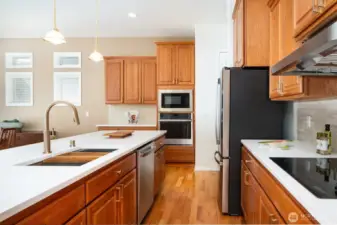 Beautiful champaign color faucet and cabinet handles feel warm tasteful.