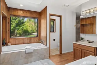 Primary ensuite bath, soaker tub