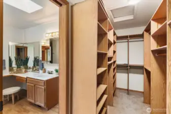 Primary suite walk in closet