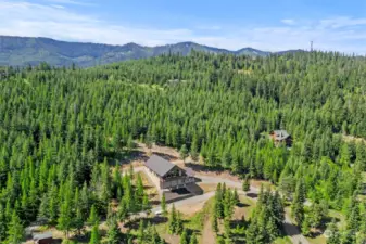 Convenience is key here, mere minutes to I-90, 10 minutes into town, 20 minutes to championship golf courses, winery and restaurants at Suncadia, and less than an hour to Costco and all major shopping.