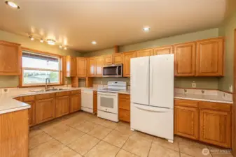 Kitchen w/ Tile Floor