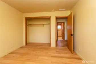 Closet in Guest Bed 02