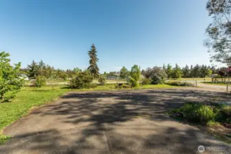 Driveway has loads of space!