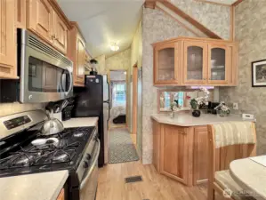 Kitchen w/full appliances & cabinetry