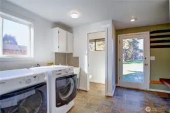 1/2 bath off of mud room