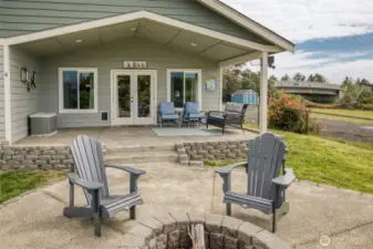 Covered Patio/Custom Firepit