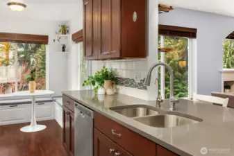 Coxy Breakfast Nook - Kitchen w Quartz Counters & Undermount Sink