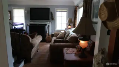 another picture of front room and lots of window for light