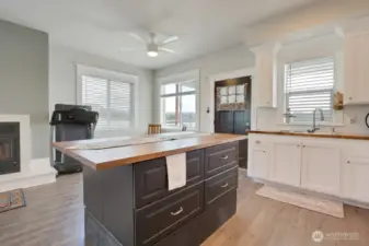 Kitchen island stays