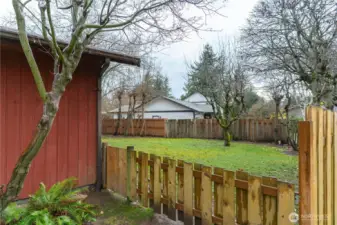 Lower fencing area can be lifted out for small boat storage in backyard.
