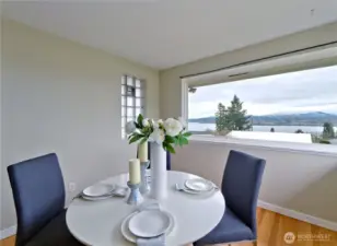 Dining area with Lake Washington views of the Cascades and Lake Washington.