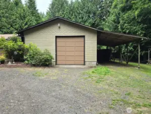 Amazing Shop with carport 960 square feet of amazing space!