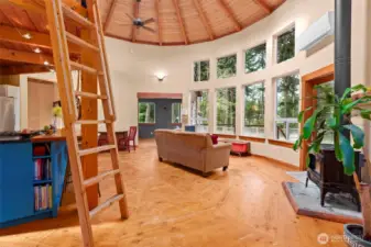 This is one of the most interesting and beautiful rooms I have seen. It's really cool!