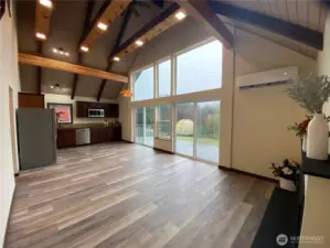 Another angle...Look at those beautiful, high ceilings!