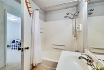 Full Bathroom with tub