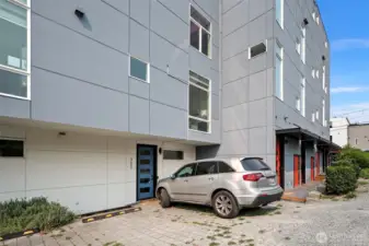 Townhouse w private parking