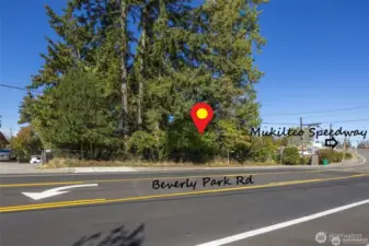 Prime Mukilteo location near the heavily trafficked & highly visible intersection of Mukilteo Speedway & Beverly Park Rd (Park Pointe Plaza).