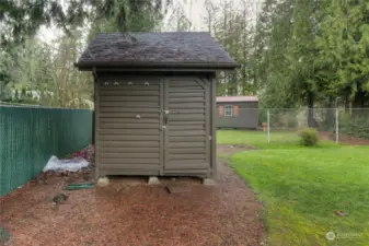 Storage/garden shed is in great condition!