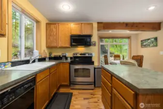 Fully-equipped kitchen with island