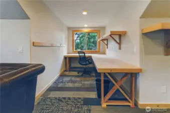 Team-ready workspace with a second built-in desk, designed for collaboration and productivity