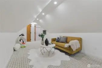 Versatile 2nd floor loft