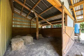 Nice horse paddock added to the outbuilding a few years ago.