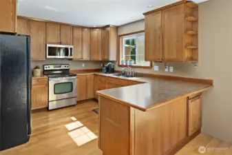 Kitchen w/ eating bar