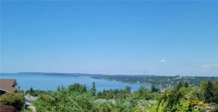 Exceptional Puget Sound Views! Enjoy gazing at a variety of Marine traffic, the Silhouette of Vashon Island, Maury Island & Poverty Bay. On an exceptionally clear day you will also see Mt. Baker! 4th of July celebrations are Spectacular!