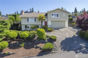 Come enjoy the quality of life in this coastal community! With its “VIEWS FOR MILES”, it’s proximity to the Boardwalk, Beaches, Parks, Shopping, and Dining, and the addition of the FWLE for improved transit/commuting options, this home has it all! The current owners have cherished this home for over 20 years - a true testament to this wonderful neighborhood and community!