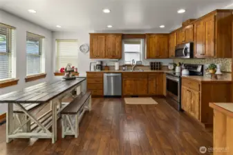 Lots of space in the kitchen which is so hard to find in Roslyn homes.