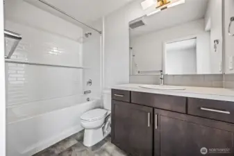 thrid floor bedroom 2 bathroom with tub