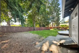 - with ramp to easily roll your lawnmower in & out.