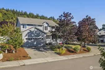 Lovely corner lot with mature landscaping. Sidewalk neighborhood with neighborhood sport court a block away. And easy access to Forsgren Park and Shelton View Forest.