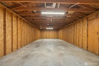 Large detached shop with plenty of space.