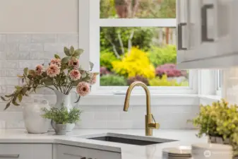 Note the quartz surfaces (that continue throughout).