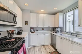 Tons of cabinets!!