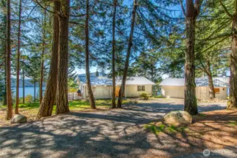 Easy approach to house with a level driveway