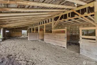 Barn w/ 5 stalls.