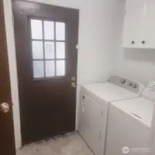 Utility room washer/dryer included