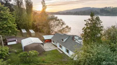 Breathtaking sunsets to the West and sunrises to the East.