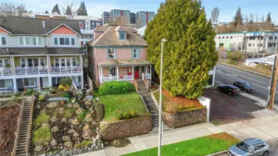 Welcome to this Duplex located near UW Tacoma, Downtown, Hospitals, The Brewery District and Freeway access.