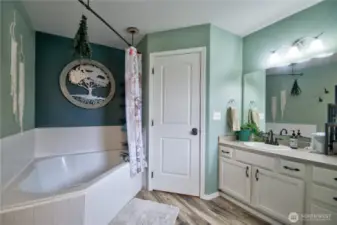Ensuite 5 Pc Primary Bathroom