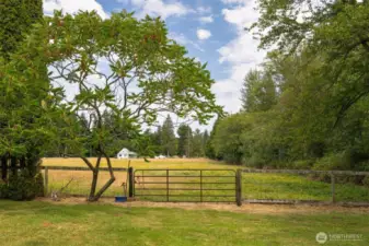This property has a fence that access the large pasture.