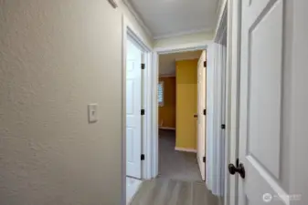 Hallway to the bathroom and bedrooms