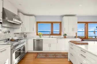 Dual fuel Rolls Royce range with 4 induction burners, 2 propane burners, and an electric grill!