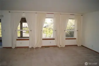 Entry to dining/living