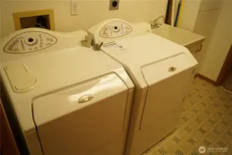 Washer & dryer stay