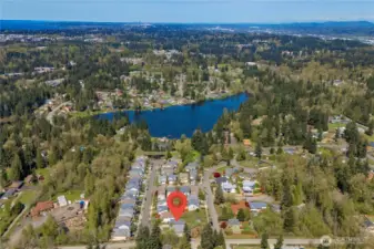 Walk to Lake Geneva. Just min from I5, 18, 167 & SeaTac!